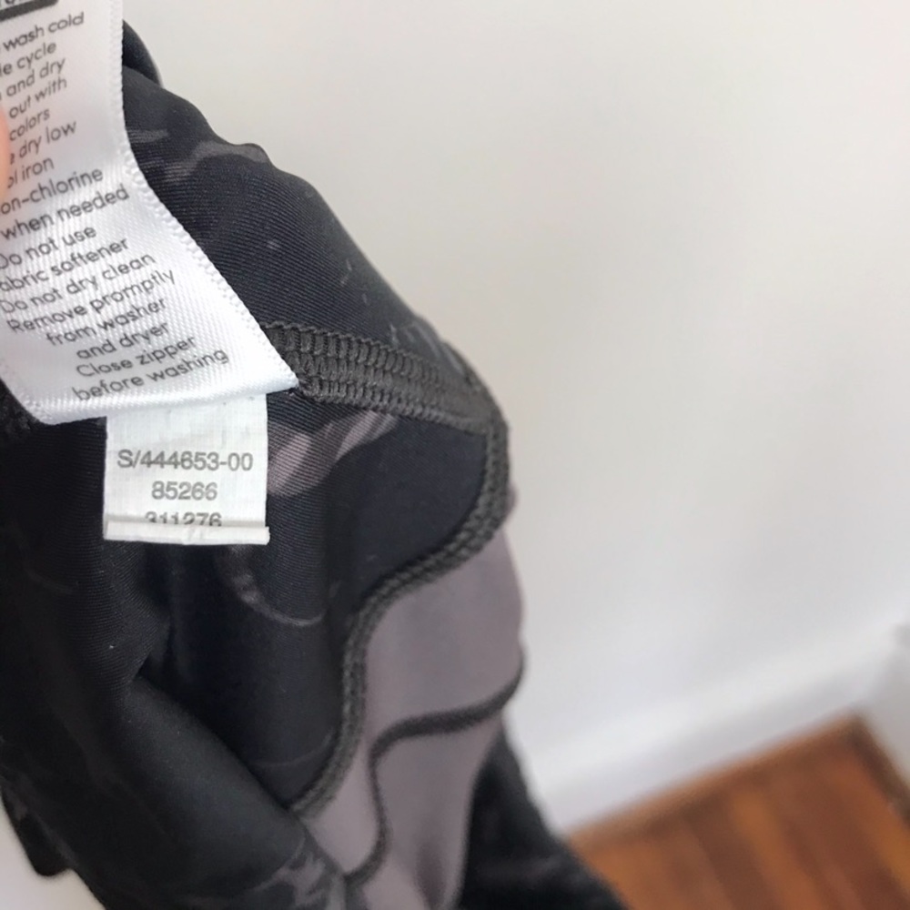 Athleta Black Marble Stash Pocket 7/8 Leggings - Picture 10 of 10